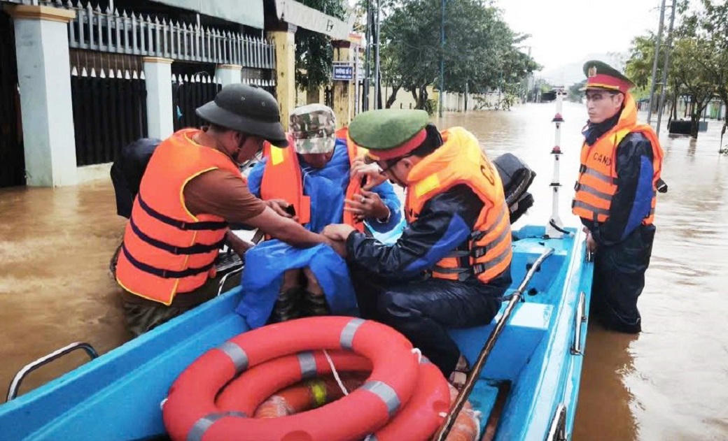 Công an xã Thượng Đức&nbsp;điều ca nô vượt lũ đưa bệnh nhân đến Trạm Y tế vùng A để cấp cứu kịp thời.