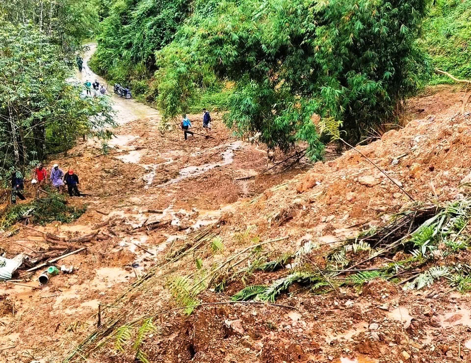 Cận cảnh tan hoang ở ngôi làng vùng cao Đà Nẵng bị lũ quét 