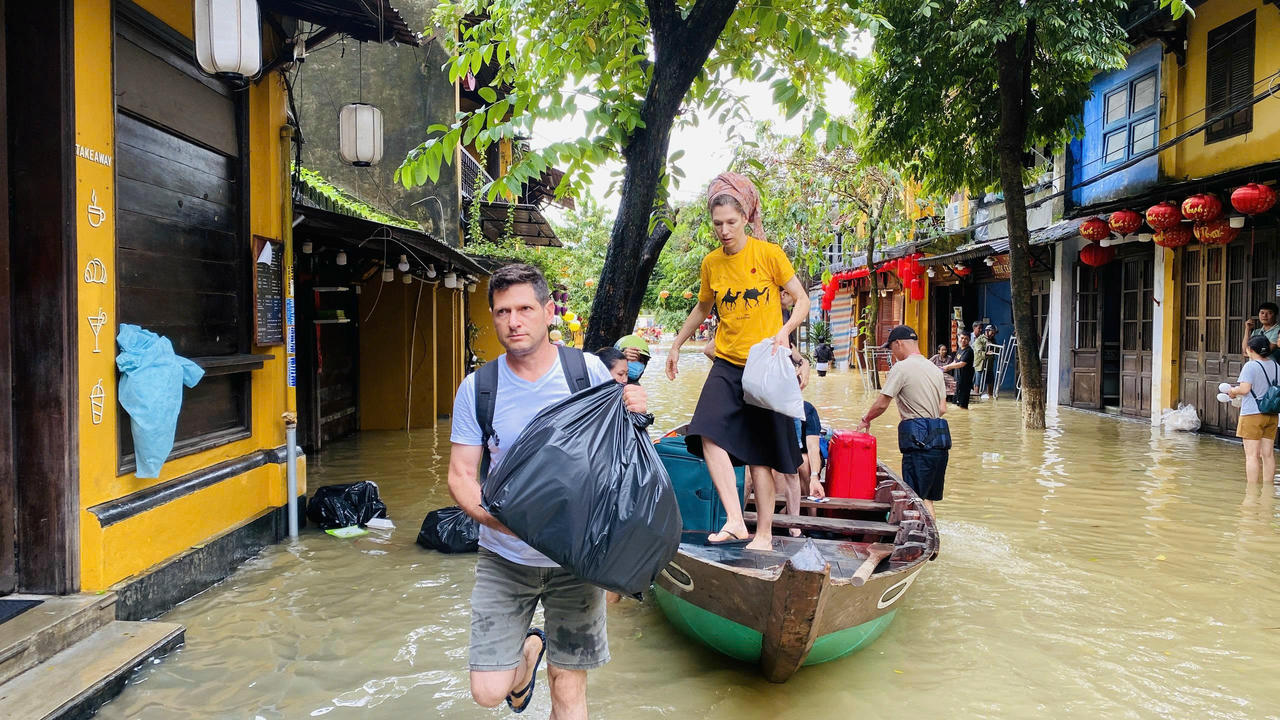 Phố cổ Hội An lũ chồng lũ, người dân oằn mình “chạy lụt”
