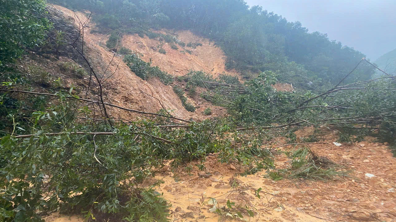 Quốc lộ 9C sạt lở nghiêm trọng do mưa lớn.