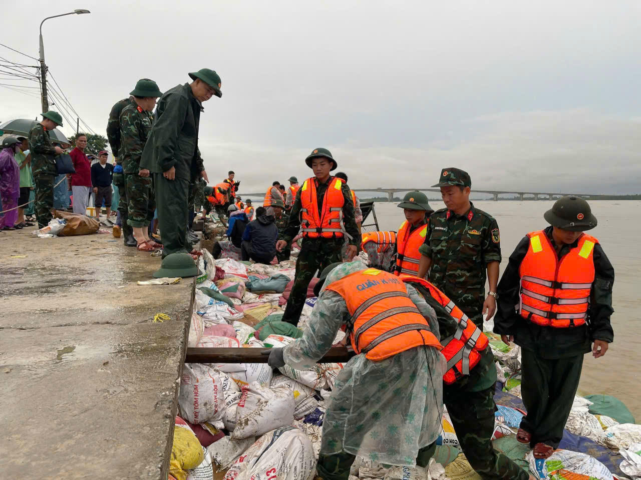 Năm ngày đêm chạy đua vá bờ kè sụt lở 