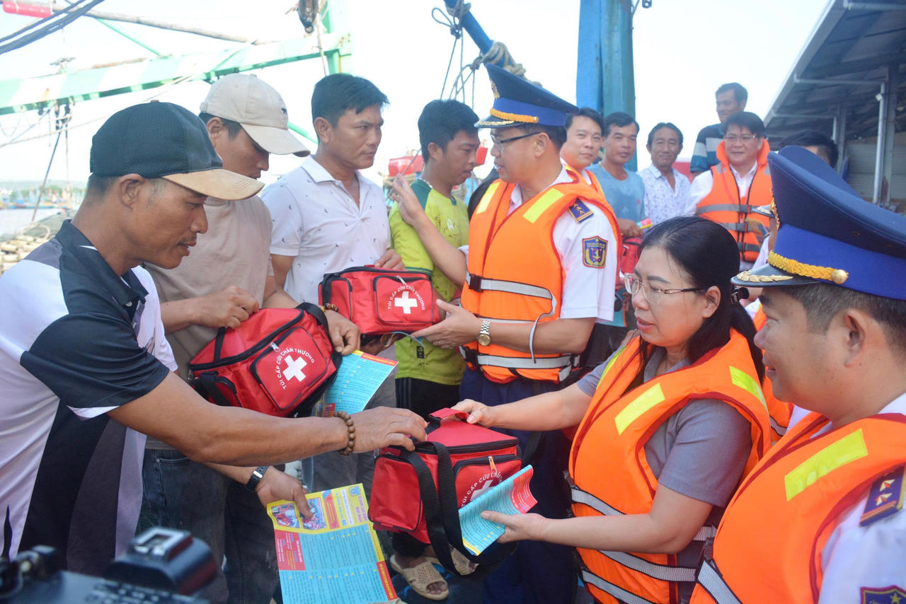 Đoàn công tác trao túi thuốc, động viên ngư dân.