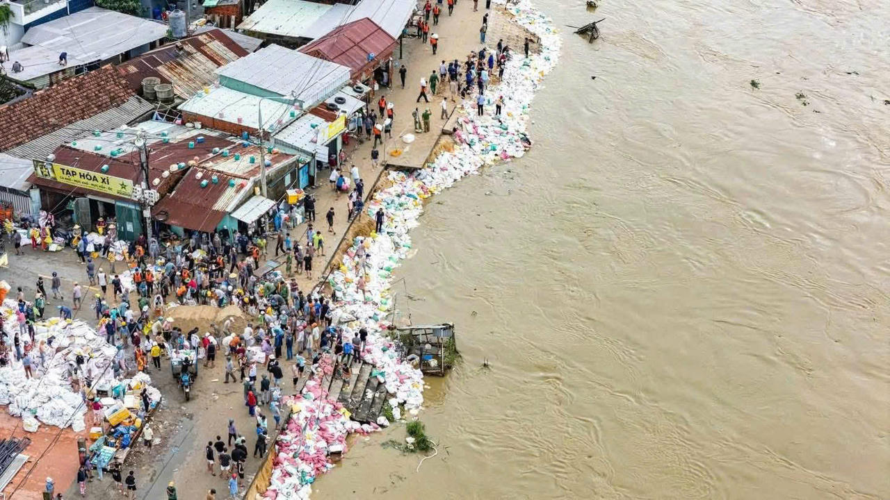 Năm ngày đêm chạy đua vá bờ kè sụt lở 