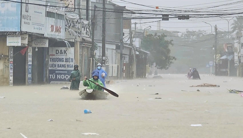 Những ngày qua, TP Huế đã hứng chịu những trận mưa lớn, nhiều khu vực ngập sâu&nbsp;