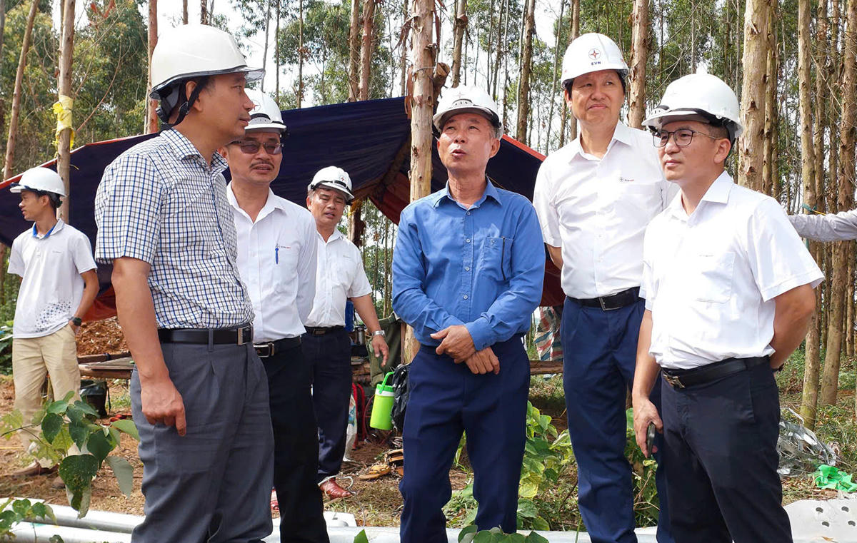 Chủ tịch HĐTV EVNNPT Nguyễn Tuấn Tùng và Chủ tịch Công đoàn EVNNPT Trịnh Tuấn Sơn nghe các đơn vị báo cáo tình hình triển khai dự án