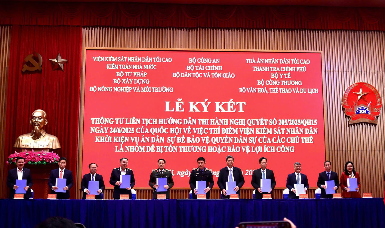 Lễ Ký kết Thông tư liên tịch hướng dẫn thi hành Nghị quyết số 205 của Quốc hội. 