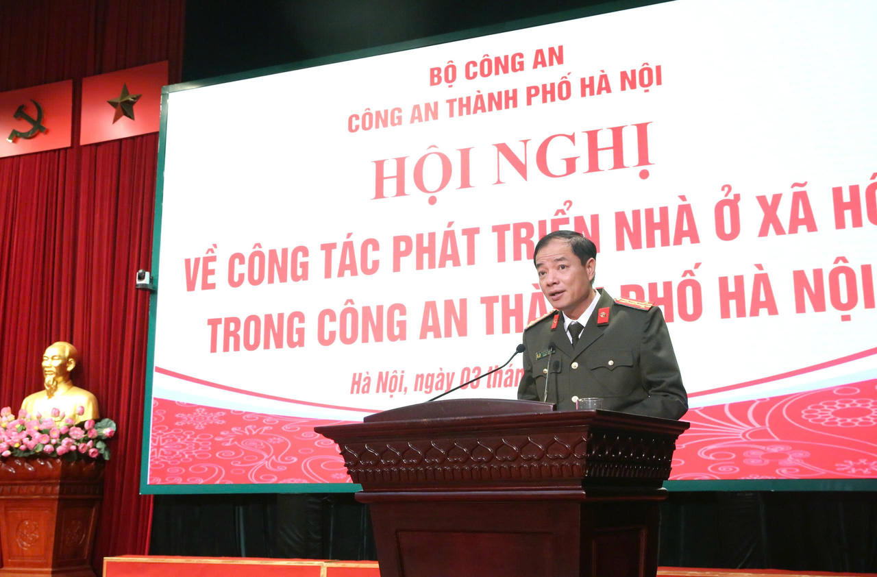 Đại tá Nguyễn Trọng Tiến, Phó Cục trưởng Cục Quản lý xây dựng và Doanh trại, Bộ Công an giải đáp trực tiếp những vướng mắc của cán bộ, chiến sĩ, góp phần tạo sự đồng thuận và tin tưởng trong toàn lực lượng.