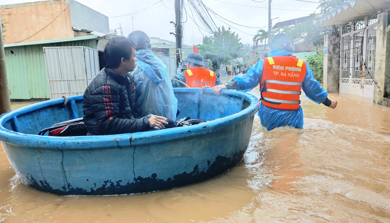 Đà Nẵng mưa trở lại, nhiều khu dân cư ngập sâu, taluy sụp sát chung cư