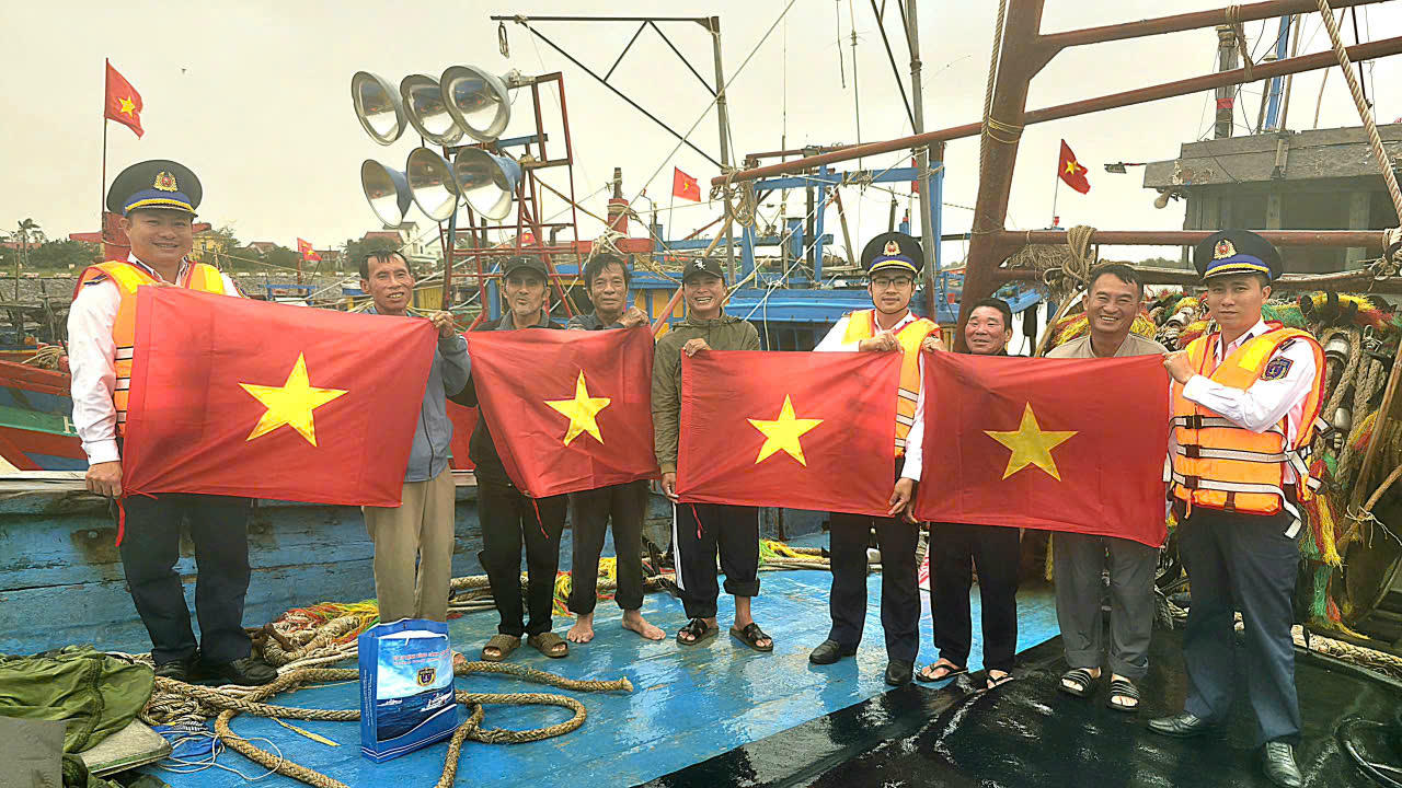 Các ngư dân được tặng cờ Tổ quốc&nbsp;