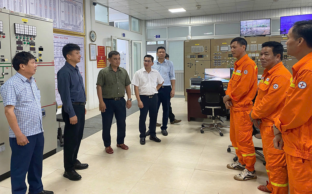 Phó Tổng giám đốc EVNNPT Lưu Việt Tiến kiểm tra và nghe báo cáo công tác vận hành tại TBA 500kV Hà Tĩnh