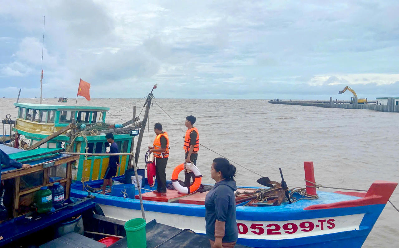 Tàu cá tham gia cứu nạn đưa các thuyền viên vào bờ an toàn.