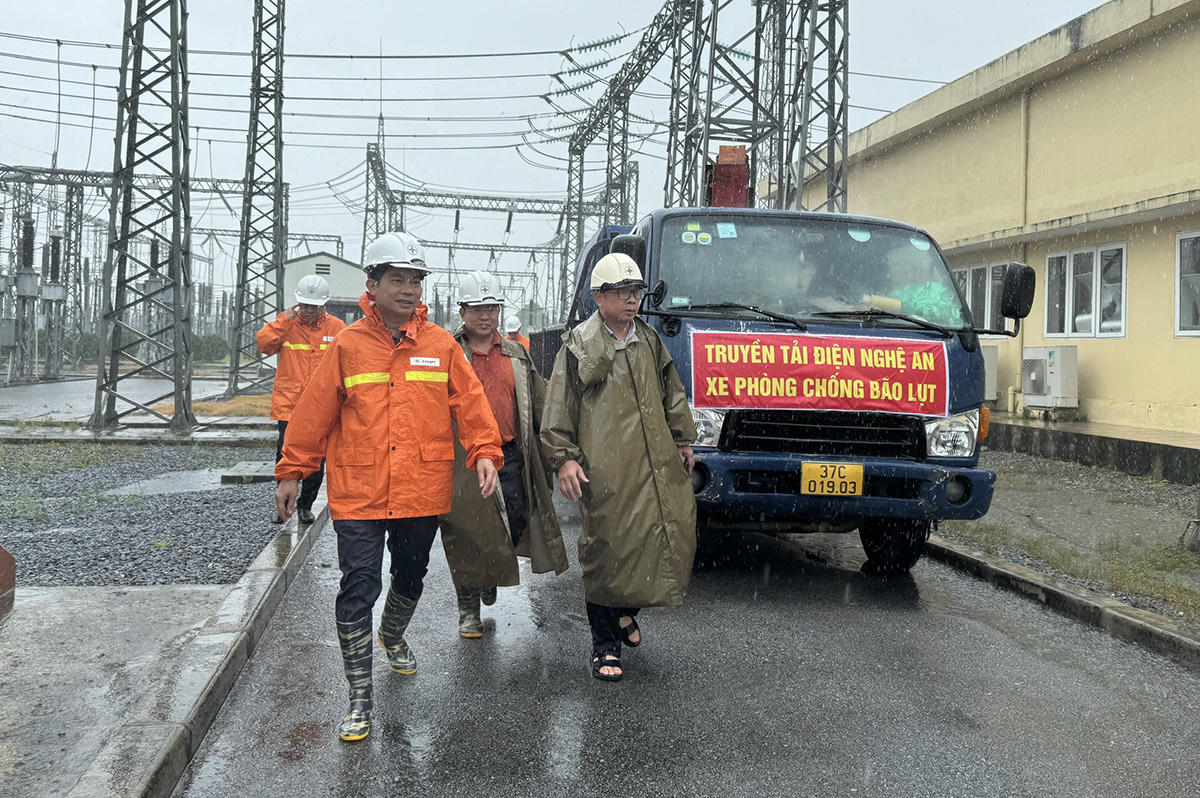 2 đoàn công tác của EVNNPT đang trực tiếp chỉ huy tại vùng tâm bão số 5