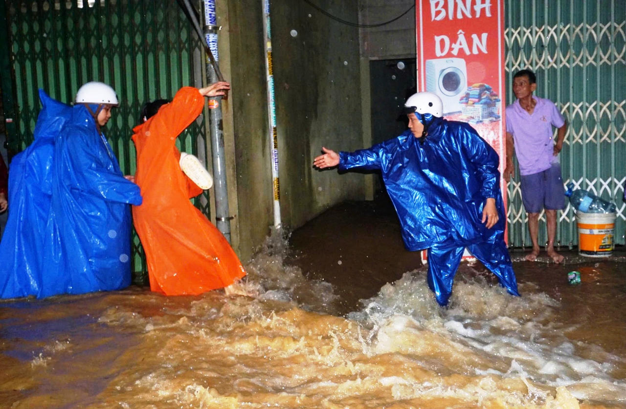 Đà Nẵng mưa trở lại, nhiều khu dân cư ngập sâu, taluy sụp sát chung cư