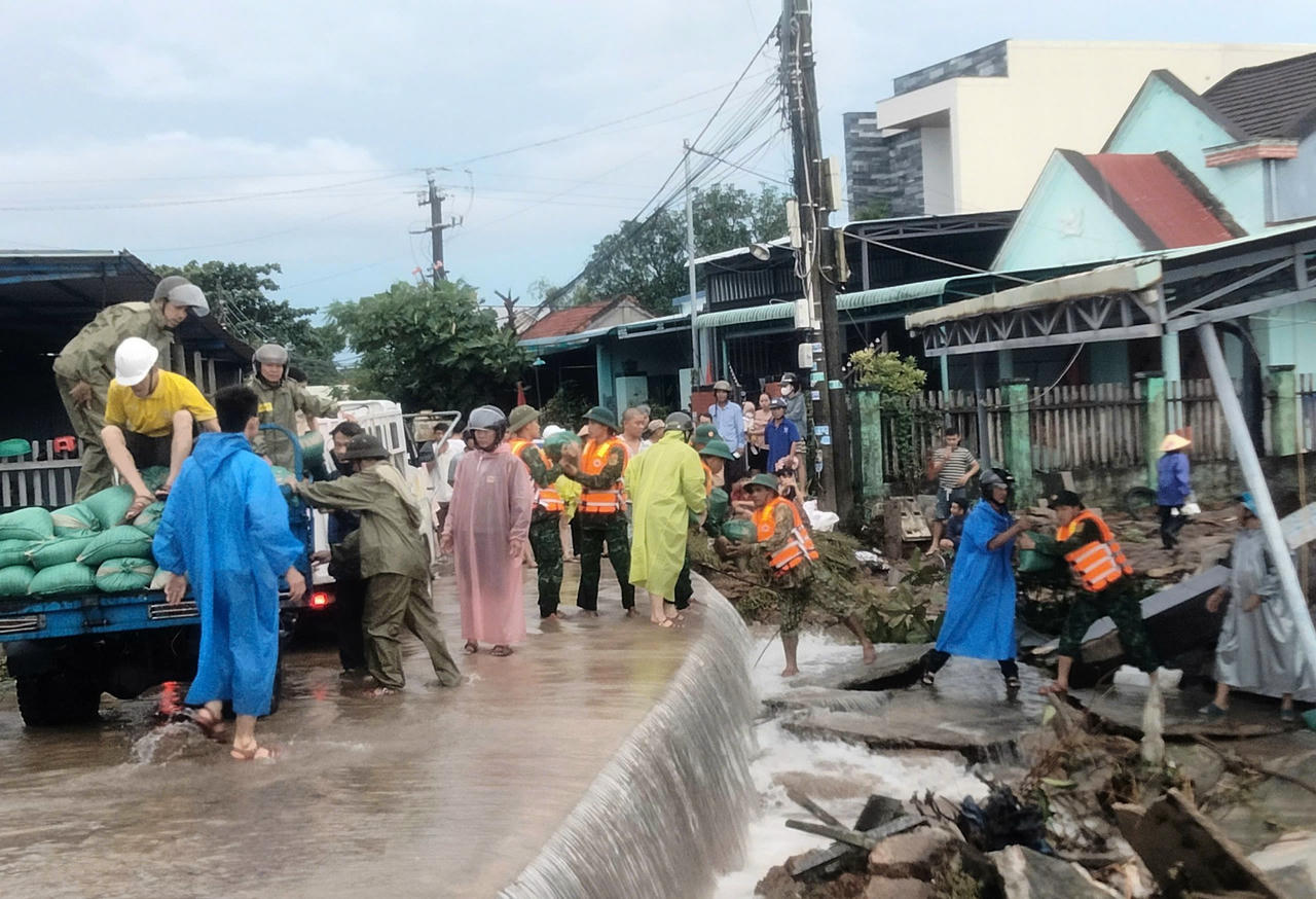 Cận cảnh tan hoang ở ngôi làng vùng cao Đà Nẵng bị lũ quét 