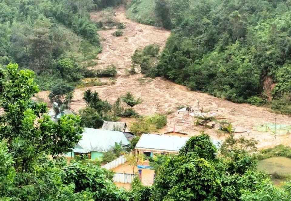 Cận cảnh tan hoang ở ngôi làng vùng cao Đà Nẵng bị lũ quét 