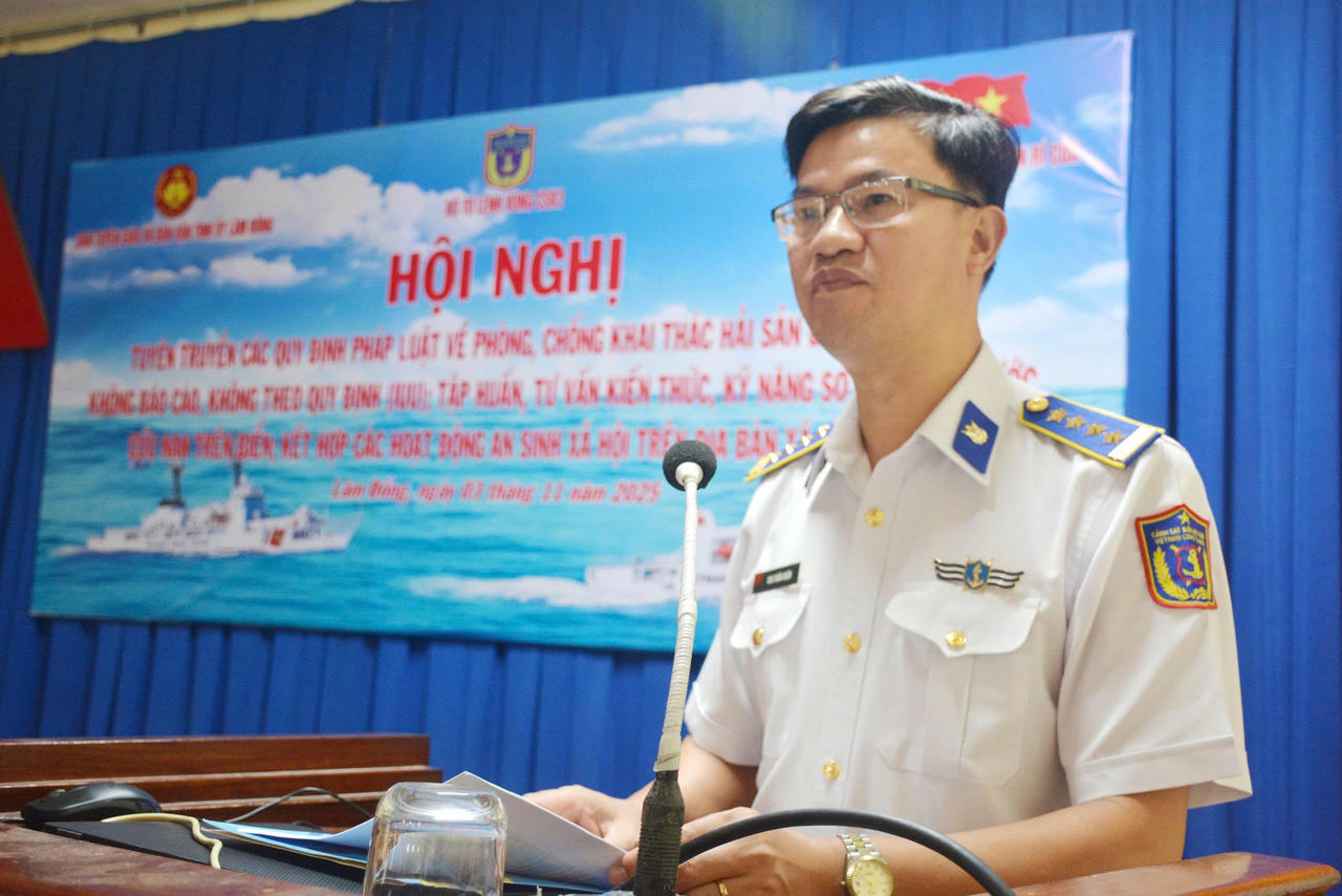 Đại tá Cao Xuân Quận - Phó chính ủy  Bộ Tư lệnh Vùng Cảnh sát biển 3 phát biểu tại chương trình.