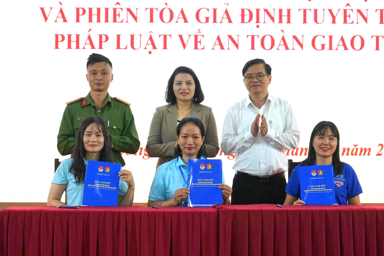 Đại diện các khối trường Tiểu học, THCS, THPT trên địa bàn phường đã ký cam kết “Đoàn viên, Đội viên và học sinh không vi phạm pháp luật về trật tự, an toàn giao thông”.