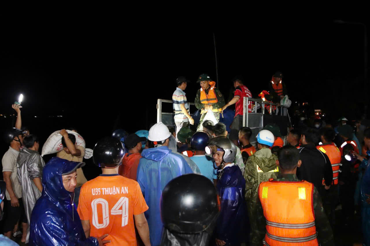 Năm ngày đêm chạy đua vá bờ kè sụt lở 