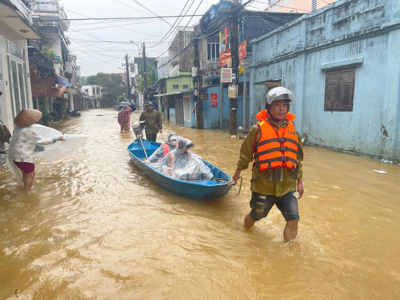 Công an phường Phú Xuân kịp thời hỗ trợ thai phụ 39 tuần vượt vùng ngập sâu đi cấp cứu.