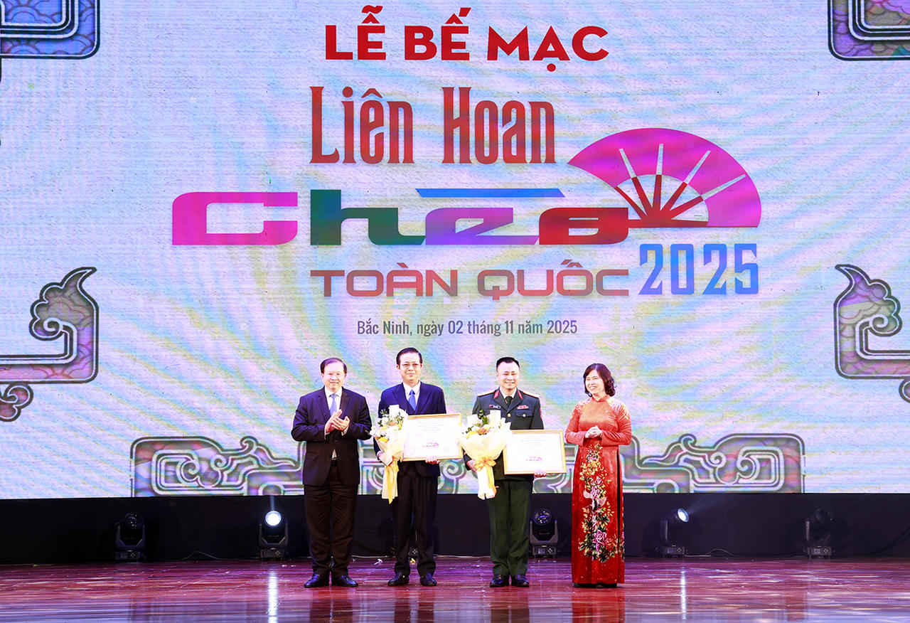 Ban Tổ chức trao Huy chương Vàng cho hai vở diễn: “Thiên mệnh” (Nhà hát Chèo Bắc Ninh) và “Nguyễn Văn Cừ - Tuổi trẻ chí lớn” (Nhà hát Chèo Quân đội).