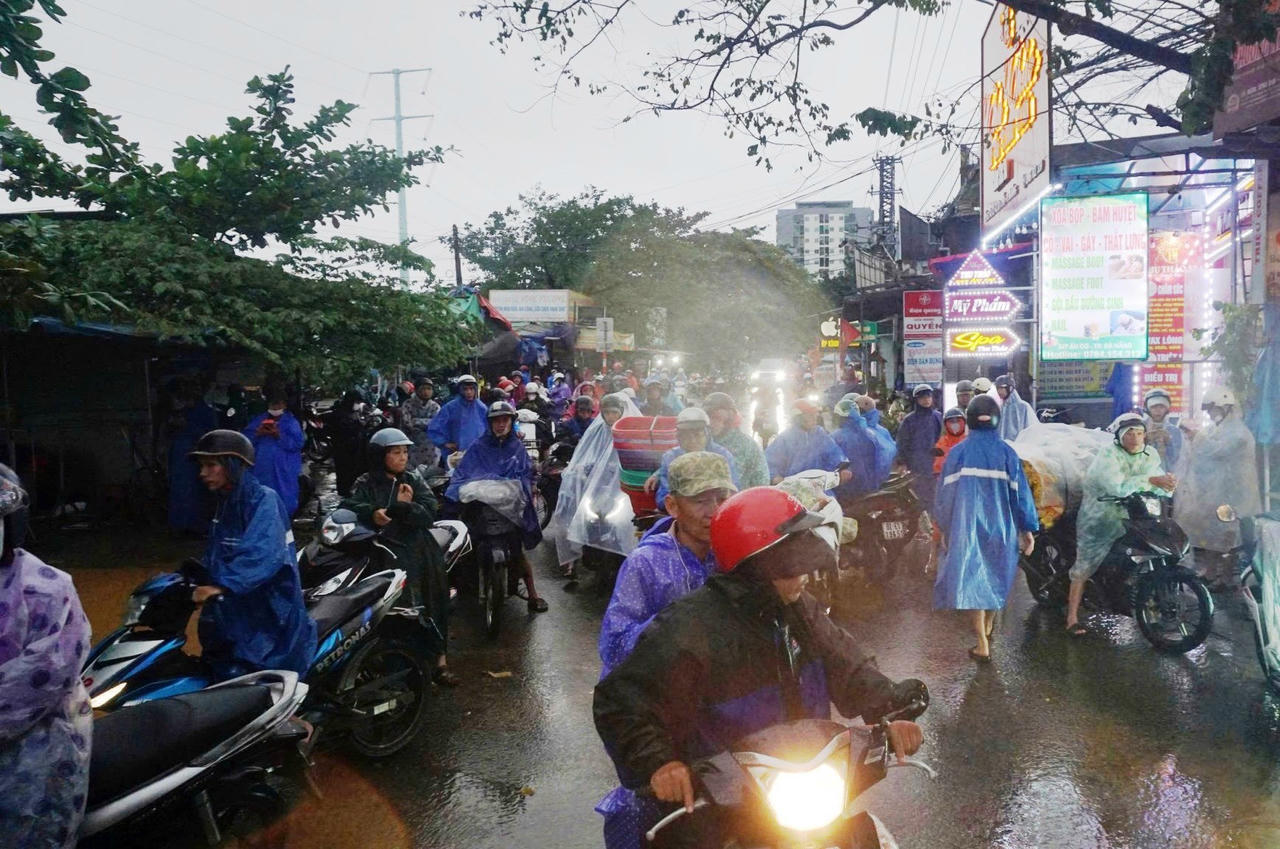 Đà Nẵng mưa trở lại, nhiều khu dân cư ngập sâu, taluy sụp sát chung cư