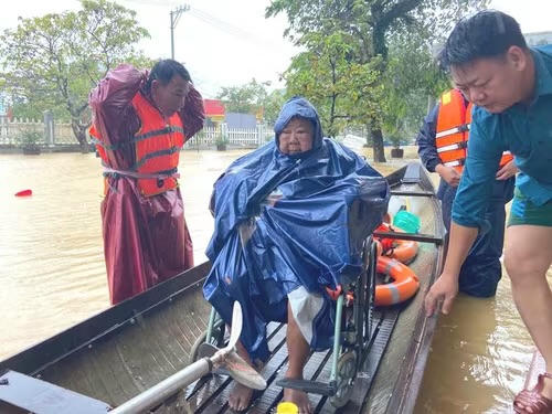 UBND phường Dương Nỗ đã phối hợp cùng lực lượng chức năng đưa người dân đi cấp cứu.&nbsp;