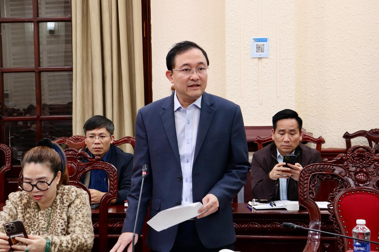 Phó Cục trưởng Cục Phổ biến, giáo dục pháp luật và Trợ giúp pháp lý Phan Hồng Nguyên báo cáo tại cuộc họp.