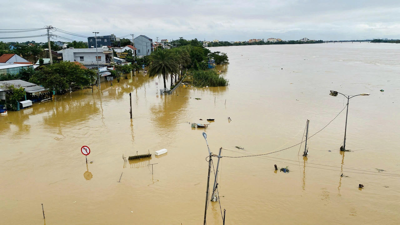 Cận cảnh tan hoang ở ngôi làng vùng cao Đà Nẵng bị lũ quét 