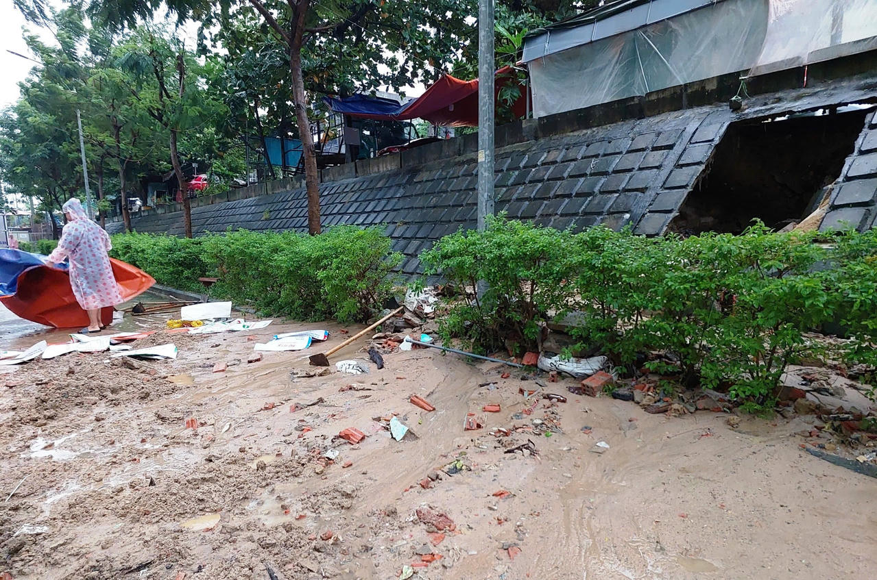 Đà Nẵng mưa trở lại, nhiều khu dân cư ngập sâu, taluy sụp sát chung cư