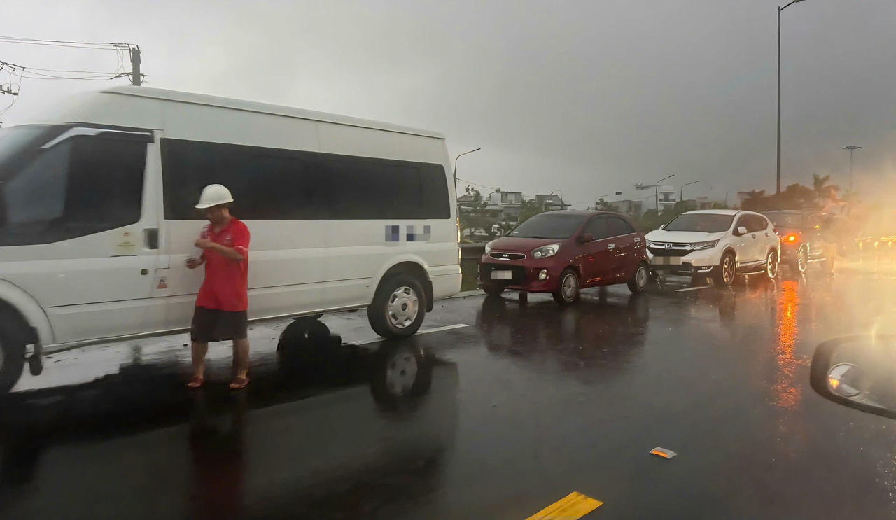 Đà Nẵng mưa trở lại, nhiều khu dân cư ngập sâu, taluy sụp sát chung cư
