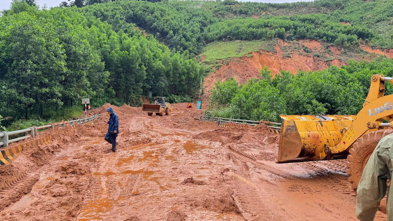 Mưa lớn kéo dài làm đường Trường Sơn Đông và đường Hồ Chí Minh (nối Đà Nẵng - Quảng Ngãi) phát sinh nhiều điểm sạt lở mới. 
(Ảnh: Cục Đường bộ)