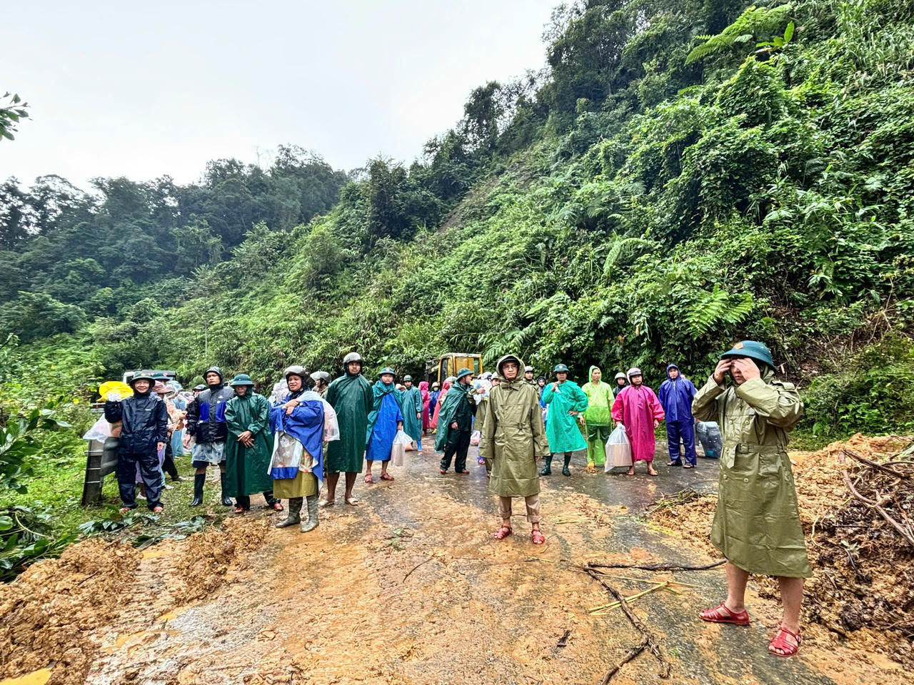 Cận cảnh tan hoang ở ngôi làng vùng cao Đà Nẵng bị lũ quét 
