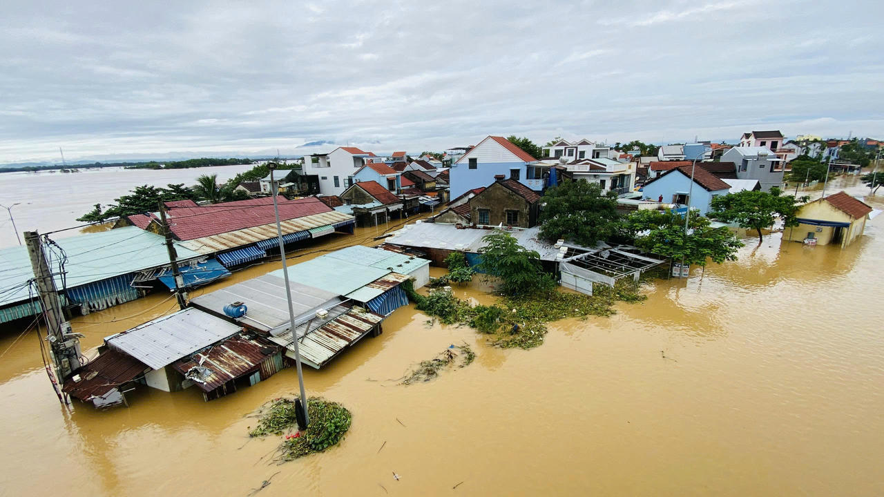 Phố cổ Hội An lũ chồng lũ, người dân oằn mình “chạy lụt”