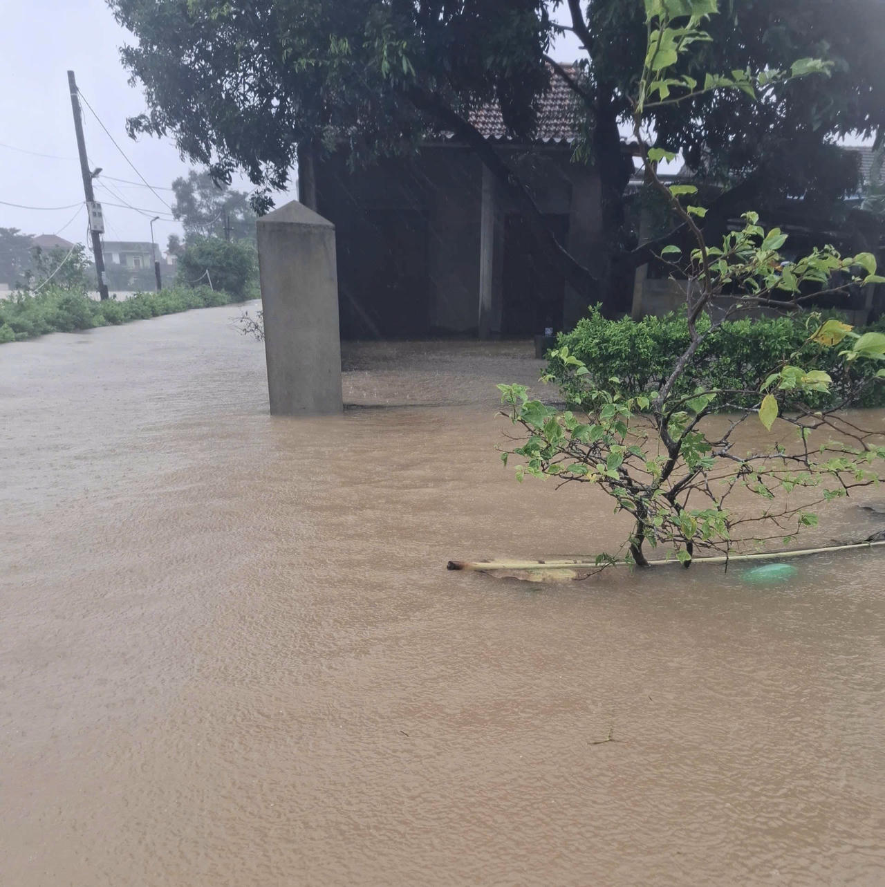 Nhiều khu vực dân cư ở xã Lệ Thủy bị ngập sâu, chia cắt.