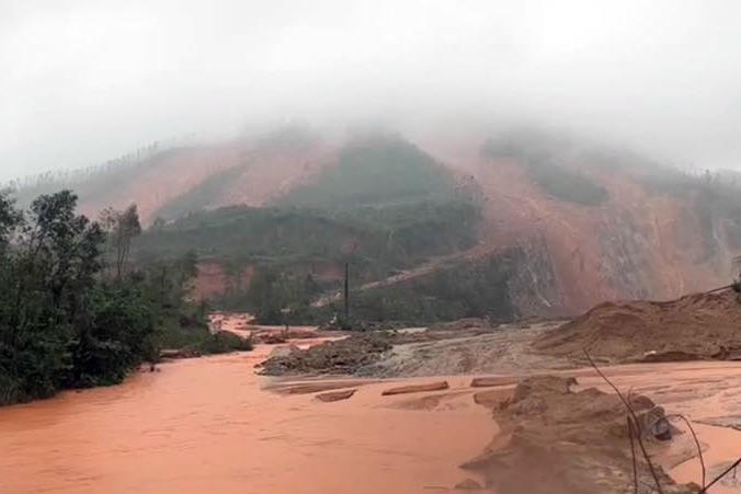 Sạt lở núi nghiêm trọng tràn lấp trang trại ở Hà Tĩnh