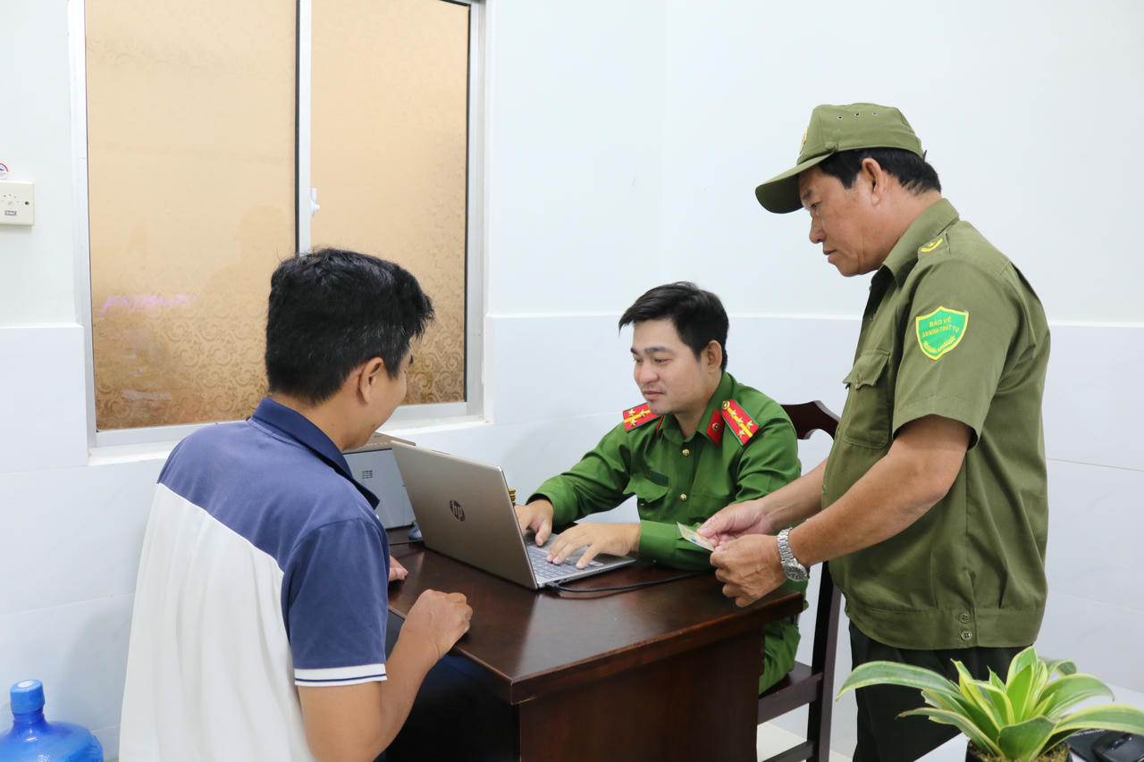 Người dân đồng thuận, tự nguyện đến trụ sở Công an phường Vĩnh Trạch cung cấp, đối chiếu thông tin đăng ký phương tiện và giấy phép lái xe.