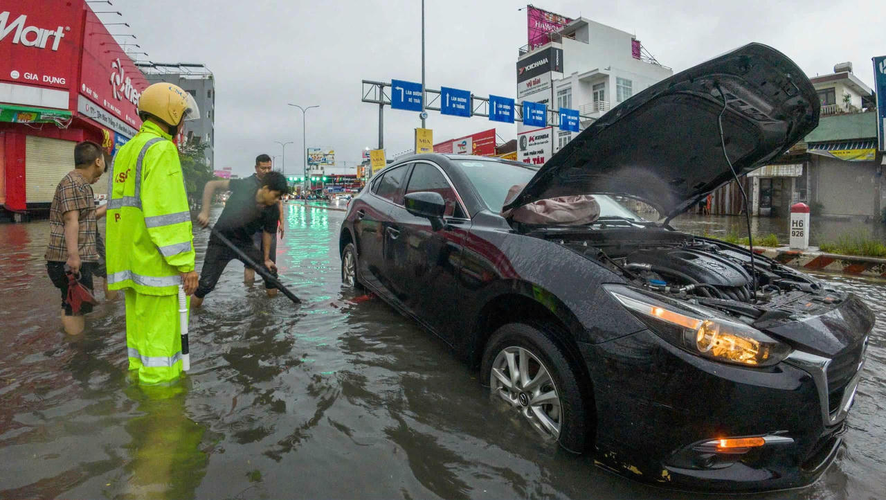 Đà Nẵng mưa trở lại, nhiều khu dân cư ngập sâu, taluy sụp sát chung cư
