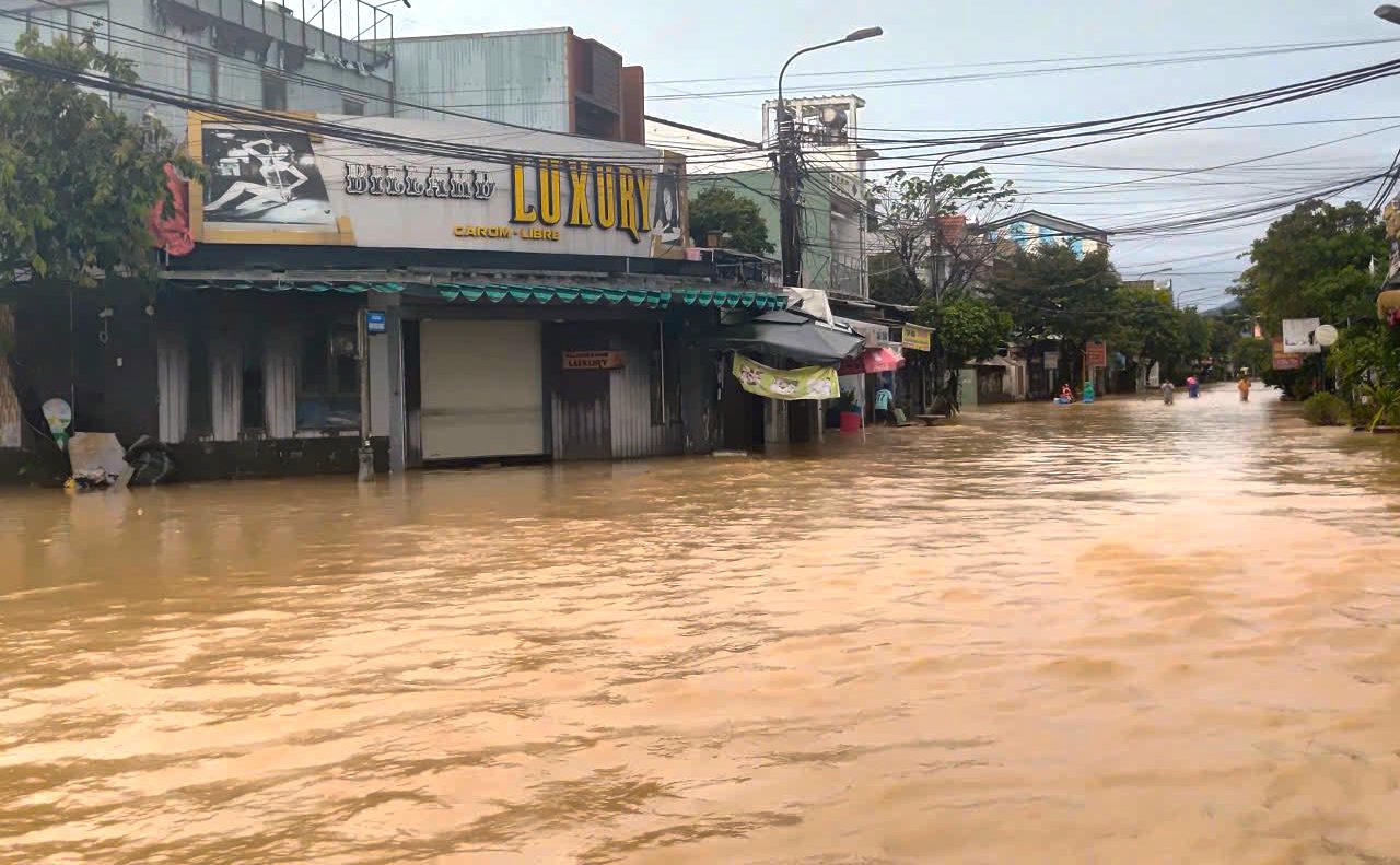 Đà Nẵng mưa trở lại, nhiều khu dân cư ngập sâu, taluy sụp sát chung cư