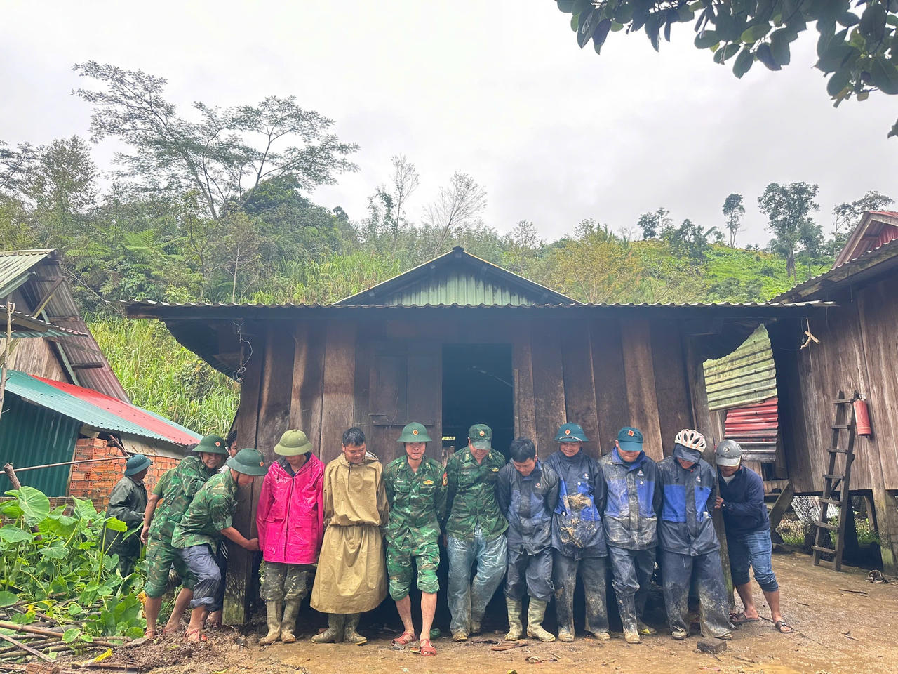 Bộ đội tại Đà Nẵng hỗ trợ di dời nhà của 
người dân trước nguy cơ sạt lở. (Ảnh: thế Phong)
