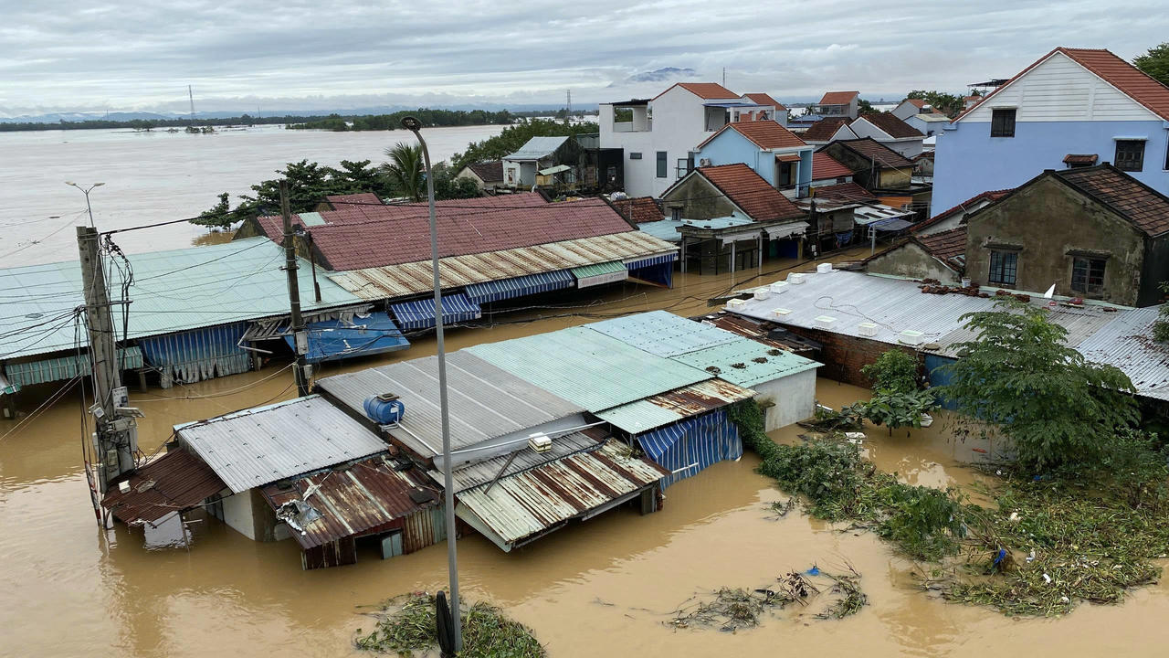 Phố cổ Hội An lũ chồng lũ, người dân oằn mình “chạy lụt”