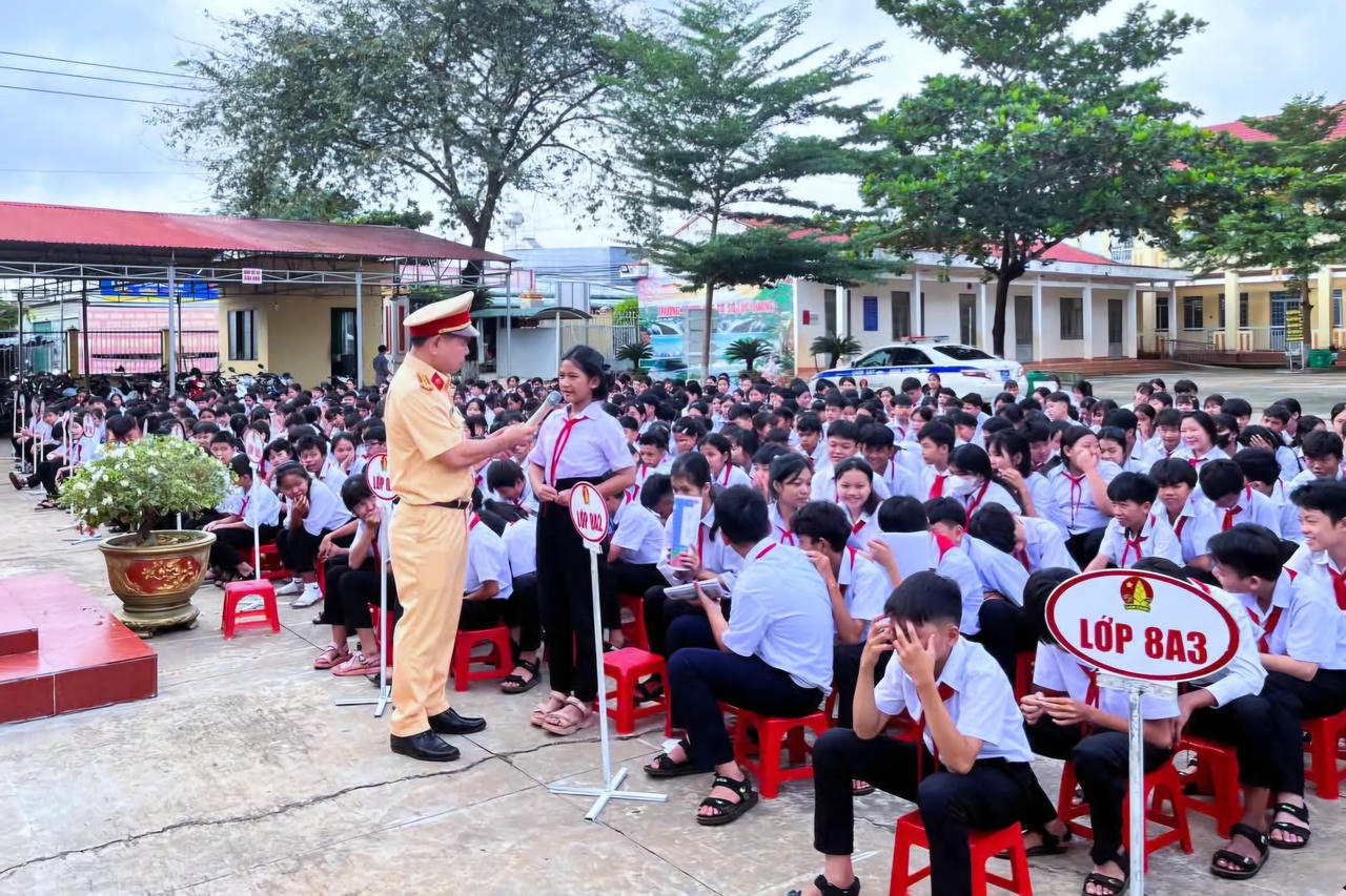 Những buổi tuyên truyền thiết thực trang bị kiến thức cần thiết cho học sinh, sinh viên, góp phần lan tỏa văn hóa giao thông văn minh, an toàn trong học đường.