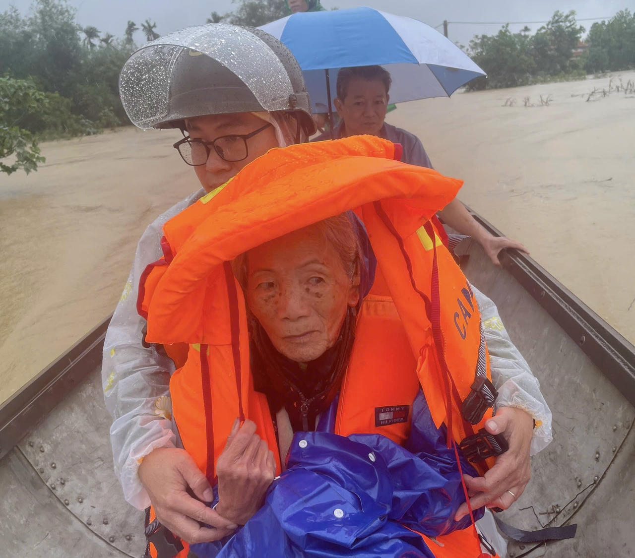 Công an phường Hương Trà dùng xuống máy đưa bà Hoàng Thị Noãn đi cấp cứu.