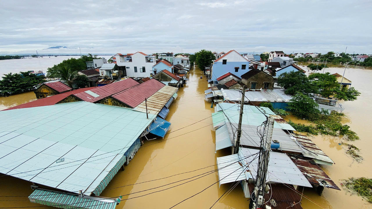 Phố cổ Hội An lũ chồng lũ, người dân oằn mình “chạy lụt”