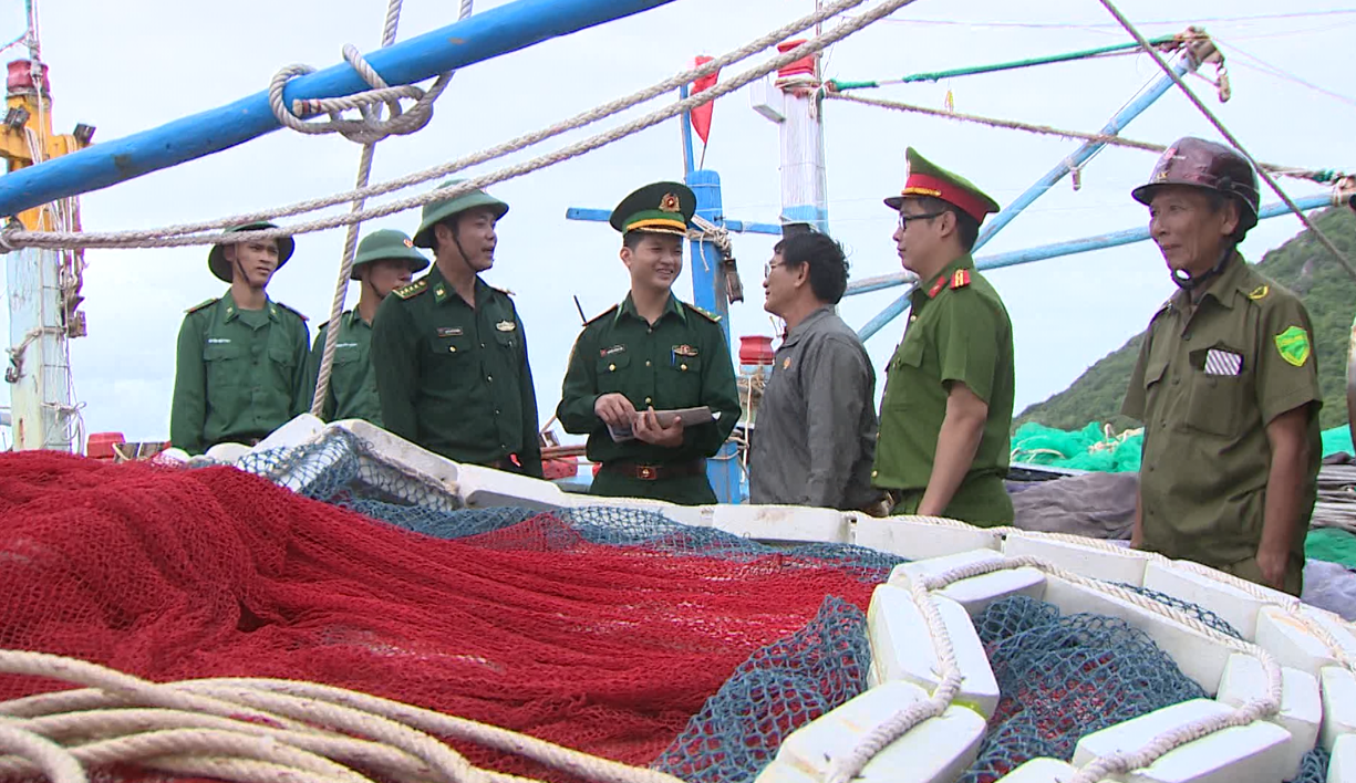 Đồn Biên phòng Cát khánh phối hợp với các lực lượng chức năng tuyên truyền các quy định chống khai thác IUU
