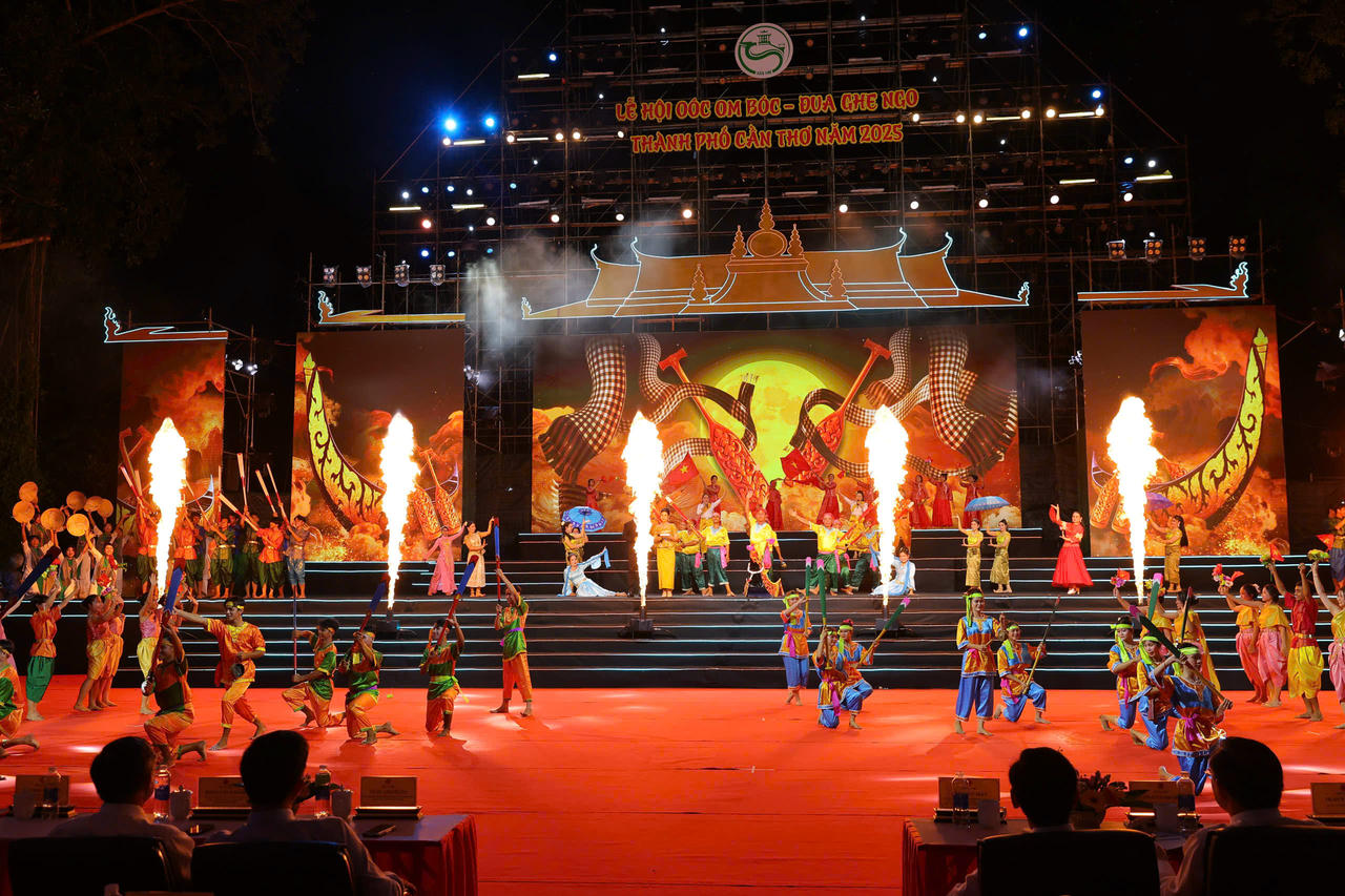 Văn nghệ chào mừng.