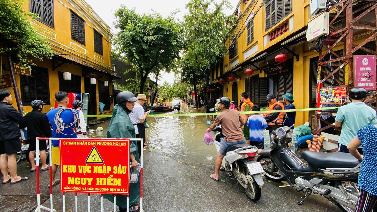 Phố cổ Hội An lũ chồng lũ, người dân oằn mình “chạy lụt”