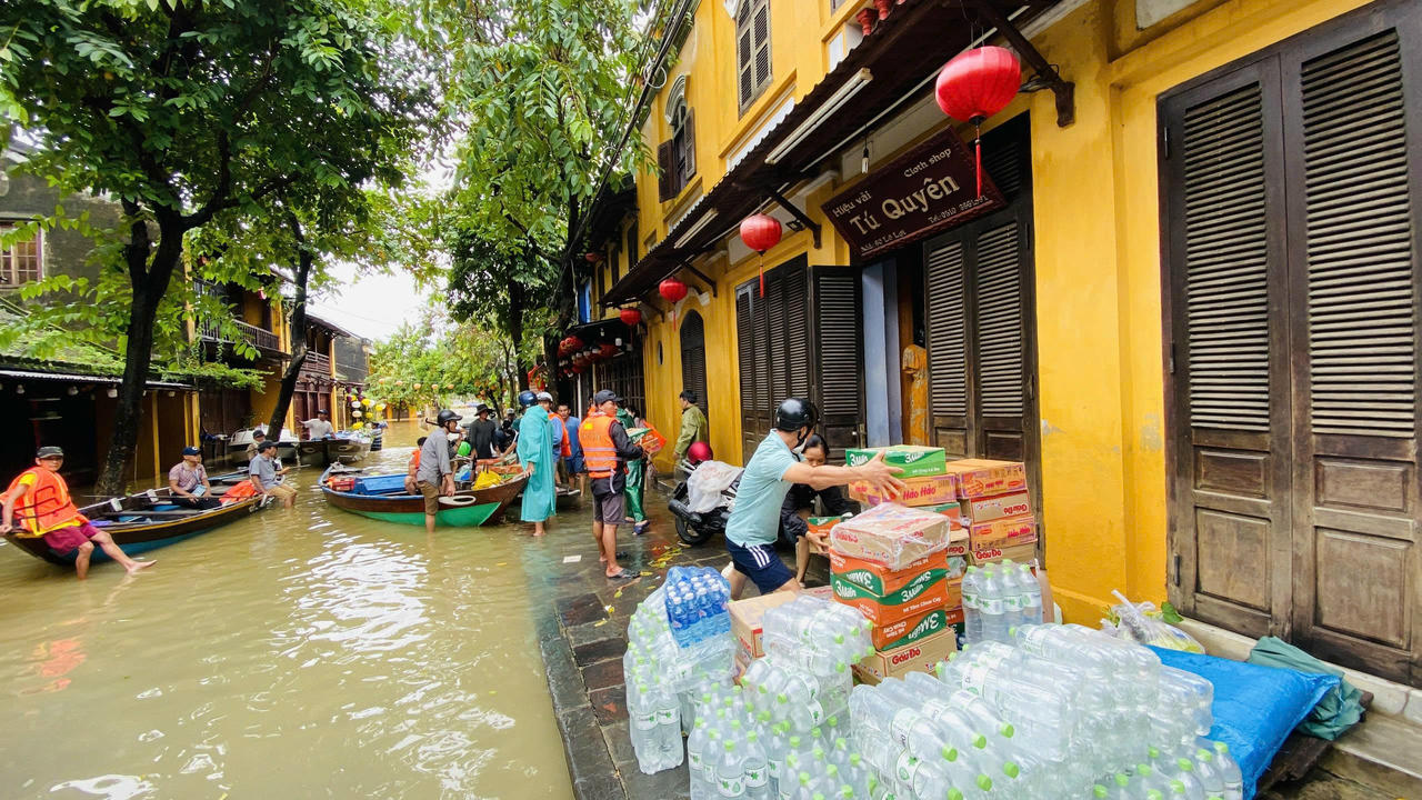 Phố cổ Hội An lũ chồng lũ, người dân oằn mình “chạy lụt”