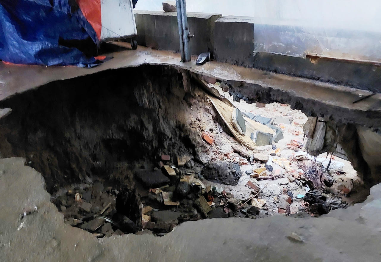 Đà Nẵng mưa trở lại, nhiều khu dân cư ngập sâu, taluy sụp sát chung cư