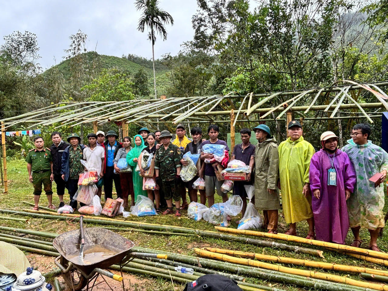 Cận cảnh tan hoang ở ngôi làng vùng cao Đà Nẵng bị lũ quét 