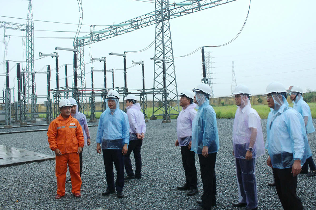 Phó Tổng giám đốc EVNNPT Lưu Việt Tiến kiểm tra công tác ứng phó trước bão số 3 tại Trạm biến áp 220kV Nam Định